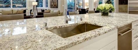Otra idea es extender el diseño y el alicatado del frente de la cocina hasta la encimera con el mismo azulejo. Instalar una encimera de granito - canalHOGAR