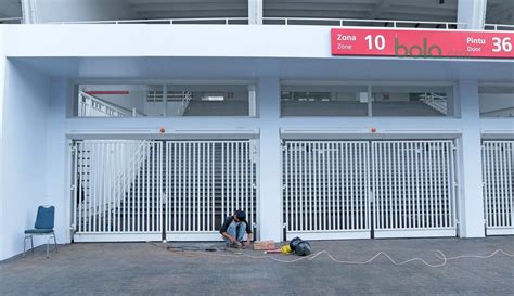 FOTO Pintu Stadion Utama GBK Yang Rusak Dalam Tahap Perbaikan