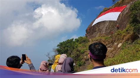 Detik detik pengibaran bendera merah putih 2020 di gunung merbabu. Gunung Bendera 2020 / CINTAI INDONESIA WARGA KIBARKAN ...