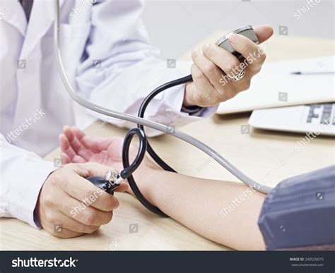 Médico Medindo A Pressão Arterial De Foto Stock 240529075 Shutterstock