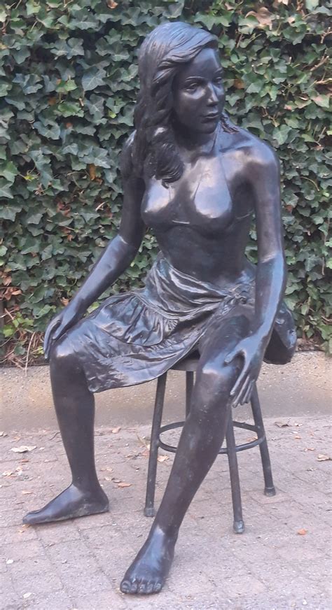 Bronzen Beeld Zittende Vrouw Op Bronzen Kruk Verkoop I Verhuur