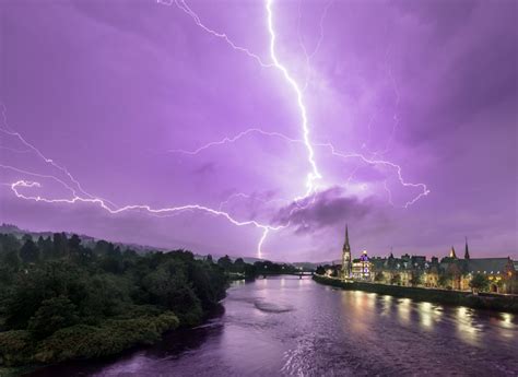 In Pictures Dramatic Lightning Storms Strike Uk As Heatwave Continues