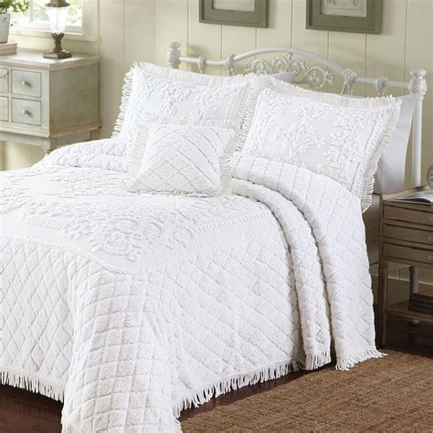 King Size White Cotton Chenille Bedspread In Retro Vintage Style With