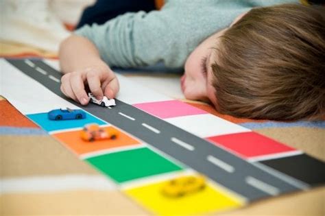En este artículo te explicaré 10 actividades y juegos para niños autistas que servirán para que se diviertan y para que aprendan varias habilidades. El juego simbólico en los niños con autismo — Eres Mamá