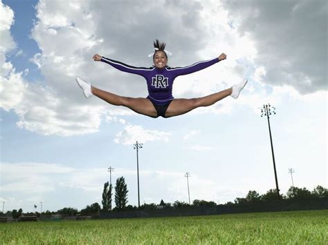 how cheerleaders can perfect their toe touches toe touches cheer jumps cheer workouts