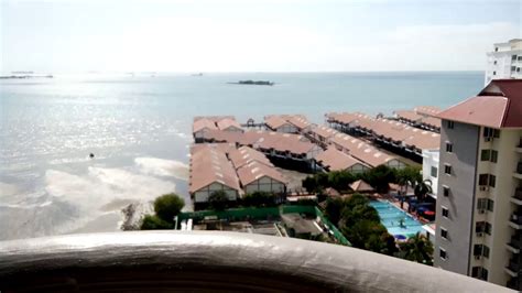 Gæster på glory beach resort, kan besøge wan loong chinese temple (3,6 km), som er en populær seværdighed i port dickson. Glory beach resort port dickson - YouTube