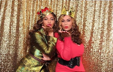 Beyonce Serenades Mom Tina Knowles At Her Surprise 65th Birthday Party Daily Mail Online