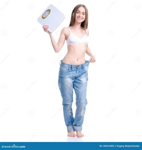 Belle Femme Dans De Grands Jeans Disposition Peser Machine R Gime De Perte De Poids Image