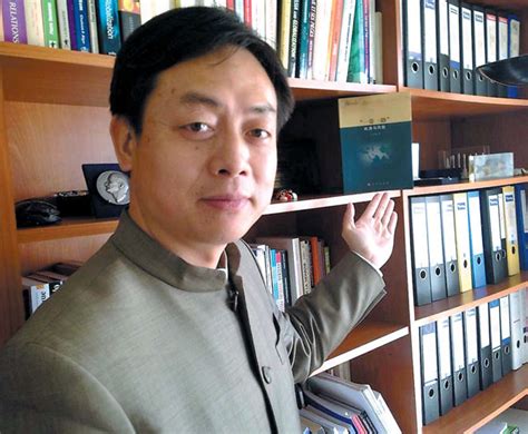 Wang Yiwei Shows A Sample Of His New Book Given As A T