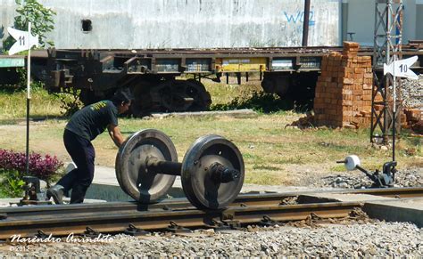 Apakah benar jurusan teknik mesin jurusan paling lama lulus? Dorong... | Seorang mekanik sedang mendorong roda kereta ...