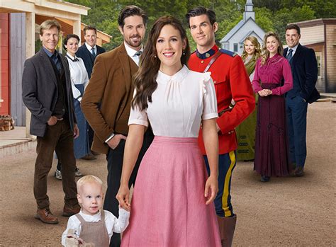 When calls the heart draait om elizabeth thatcher, een jonge onderwijzeres en de kleine voorlinieplaats in canada rondom een mijn waarin ze komt te wonen. When Calls the Heart | Hallmark Channel