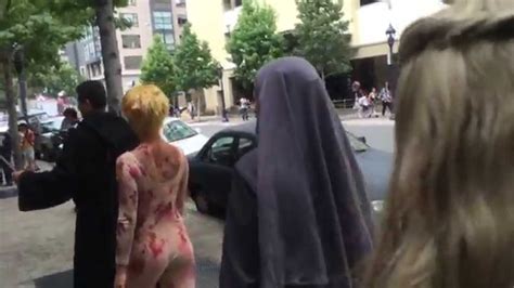 Shame Cersei Lannister S Walk Of Shame Game Of Thrones Cosplay At Comic Con 2015 Youtube