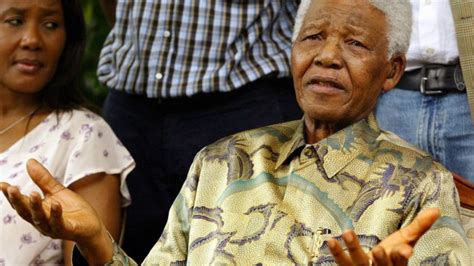 Mandela se comunica só as mãos diz filha