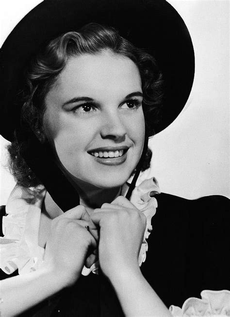 Judy Garland So Multi Talented Beautiful Smile Judy Garland Classic Film Stars Movie Stars