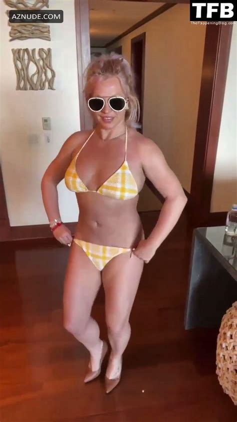 Britney Spears Sexy Poses Showing Off Her Hot Bikini Body On Social