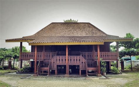 Adalah rumah adat lampung yang biasa dipakai sebagai ikon. Rumah Adat Lampung, Nuwow Sesat - SAKTI DESAIN