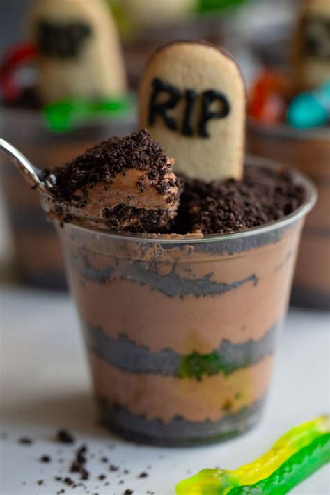 This baileys irish cream chocolate mousse dessert recipe is so easy to make and is perfect as a christmas treat or any time of year. Spooky Baileys Chocolate Mousse Cups | Recipe | Chocolate ...