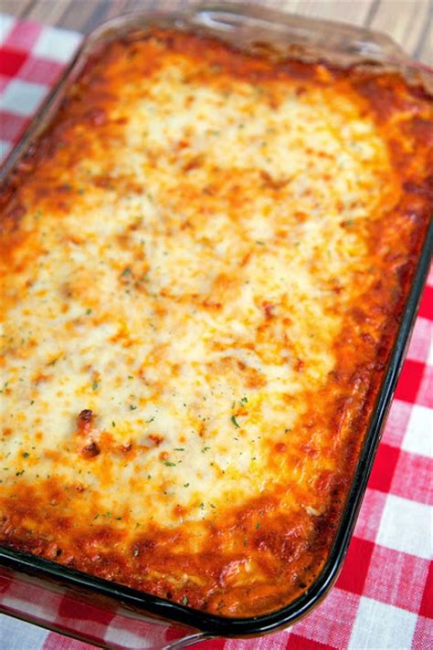 Mix the chopped tomatoes, minced garlic, and oregano into the meat mixture and saute for another 30 seconds. The Ultimate Baked Spaghetti - Plain Chicken