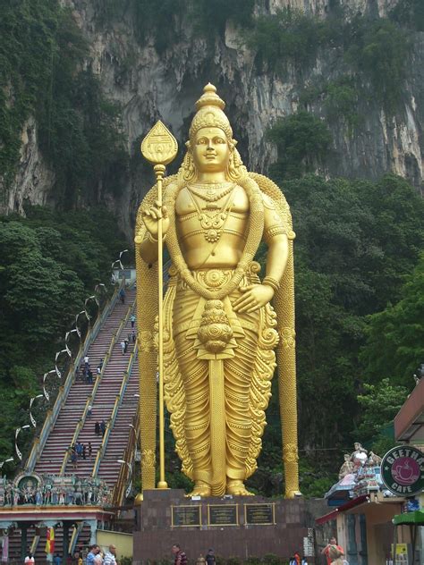 There are steep stairs leading to the cave, and the entrance is guarded by a large gilded statue. Cuevas Batu en Kuala Lumpur | Batu caves, Batu, Malaysia