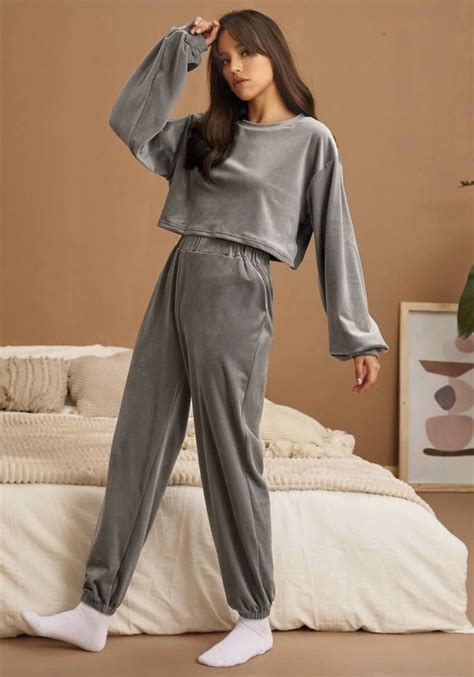 Pijamas batas y ropa cómoda para estar en casa y sentirte guapa