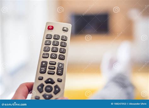 assistindo tv na sala de estar relaxe tecnologias assistindo a tv e usando o controlador