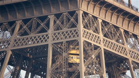 Les Ascenseurs De La Tour La Tour Eiffel Site Officiel