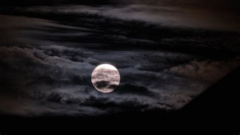 Скачать 3840x2160 луна полнолуние облака ночь темный обои картинки