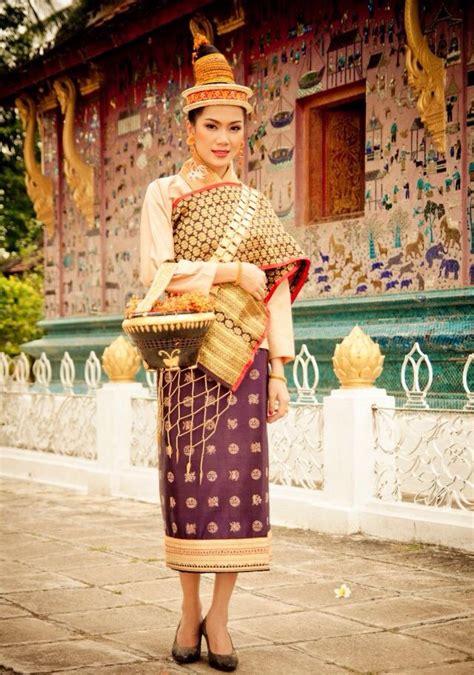 Épinglé Par Amy Thammavong Sur Traditional Lao Weddingclothing Costume Traditionnel Vêtement