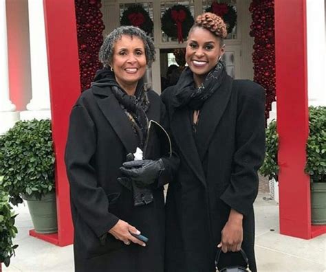 Issa Rae Engaged Fiance Issa Rae From Insecure Got Engaged Ring