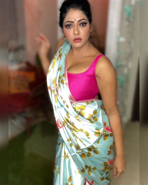 Reshma Pasupuleti Looks Hot In Saree Latest Pics സാരിയില്‍ മോഡേണ്‍ ലുക്കുമായി രേഷ്മ പസുപുലെതി