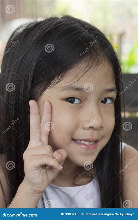 Petite Fille Asiatique Avec Le Signe De Main De Victoire Photos Libres