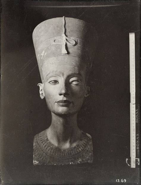one of the first photos of the nefertiti bust amarna 1912 egypt art queen nefertiti