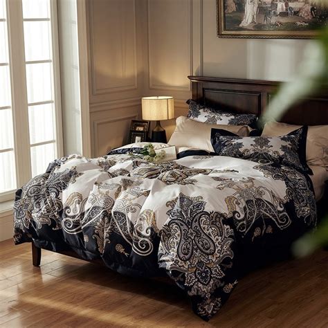 Themed bedrooms are a fashion nowadays. Black and White Paisley Print Vintage Bohemian Full, Queen ...