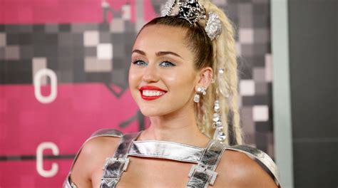 Miley Cyrus Se Viste De Butanera Sexy Venus Media