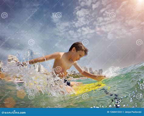 Giovane Surfista Giovane Ragazzo Felice Nell Oceano Sul Surf Immagine Stock Immagine Di Festa