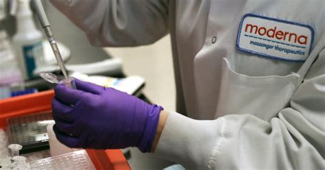 Para proteger la vacuna, moderna envuelve al arnm en burbujas aceitosas hechas de tras la inyección, las partículas de la vacuna chocan con las células, se fusionan con ellas y liberan el arnm. Moderna Inc: Farmacéutica estadounidense iniciará en julio ...