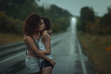30 lesbian wet kiss photos taleaux et images libre de droits istock
