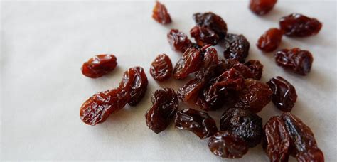 5 Incredible Health Benefits Of Drinking Soaked Raisin Water