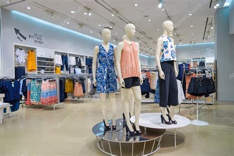 Applicable on selected deal items in stores. H & M tienda en Kuala Lumpur — Foto editorial de stock ...