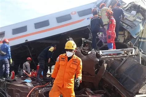Update Kecelakaan Tabrakan Kereta Api Turangga Vs Bandung Raya Basarnas Jabar Bentuk 2 Tim