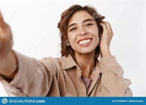 Retrato Aproximado De Uma Jovem Morena Sorridente Tirando Selfie