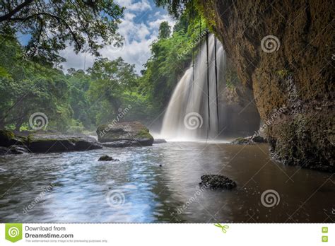 Khao yai nationalpark, der er thailands ældste og grundlagt i 1962, består ikke kun af jungle, men også af. Erstaunliche Schöne Wasserfälle In Nationalpark Khao Yai ...