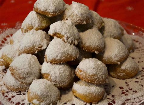 'tis the season for treating yourself (and your loved ones). Kourabiedes: Traditional Greek Christmas Cookies | Recept