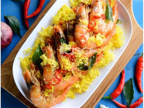 Udang matang dengan cepat, sehinga menjadi pilihan yang tepat untuk makan malam atau makanan lain yang harus anda siapkan dengan cepat. Resepi Udang Masak Butter Cream ~ Resep Masakan Khas