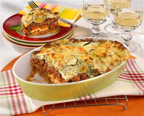 30 minuten im backofen überbacken. Kartoffel-Hack-Auflauf mit Gemüse Rezept | LECKER