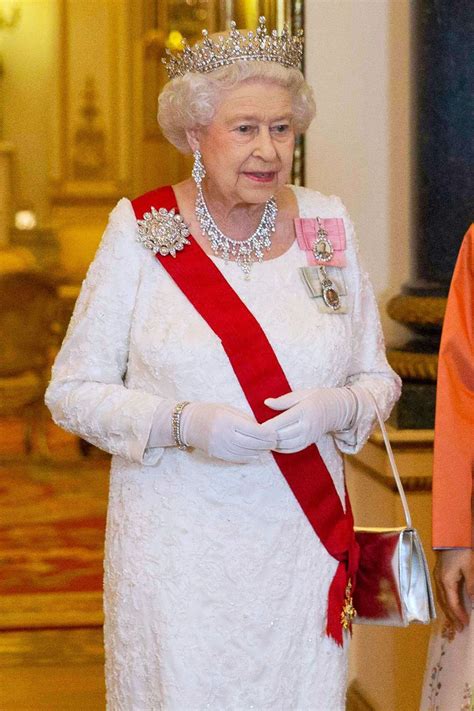 Queen Elizabeth Ii Style File Queen Outfit Queen Elizabeth