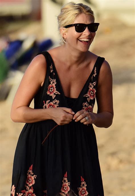 Holly Willoughby Instagram Pics See Star Flash Weight Loss And Cleavage
