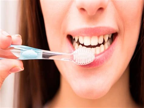 متفرقات تجنبها فورا طبيب يحذر من هذه العادة عند استخدام فرشاة الأسنان