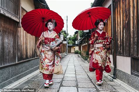 tourists banned from taking photos of geishas on private roads in historic kyoto district