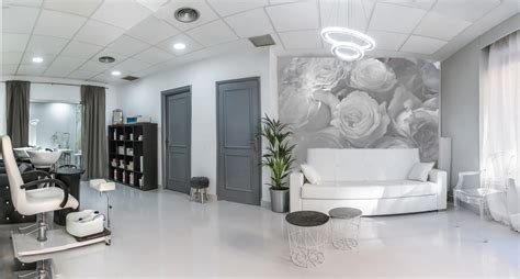 An establishment providing people, especially women. beauty salon interior design - FreshBoo